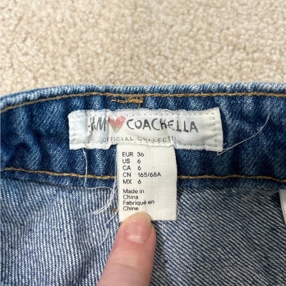 H&M Coachella collection floral embroidered high rise Jean shorts in size 6 - Picture 3 of 4
